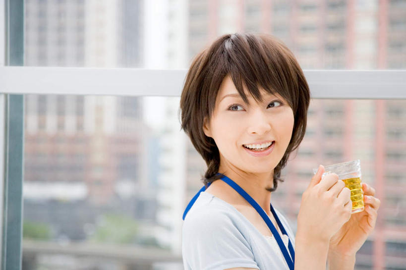 东方人,头发,一个人,商务人士,商务女性,捧,笑,微笑,露齿笑,横图,室内,特写,白天,侧面,杯子,亚洲,仅一个年轻女性,仅一个女性,仅一个人,套装,服装,朦胧,模糊,材料,档案,文件,棕色,休闲装,黄种人,茶水,标识,吊牌,衣服,水杯,胸牌,资料,休闲,休闲服,服饰,徽章,文档,商务装,身份,工薪阶层,胸章,胸卡,编号牌,雕刻牌,工号牌,胸号牌,胸徽,员工牌,年轻女性,女人,女性,亚洲人,白领,上班族,茶杯,端,端着,捧着,手捧,半身,彩图