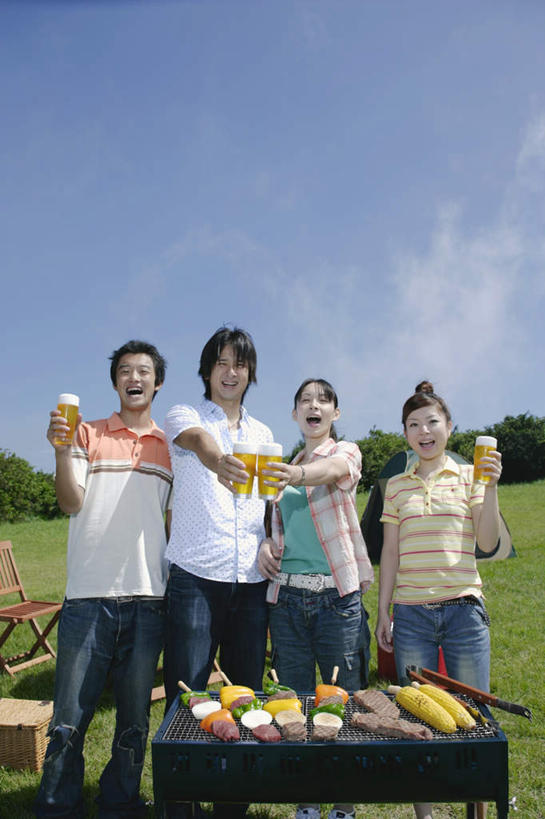 啤酒,东方人,四个人,伙伴,朋友,站,举,笑,说,微笑,露齿笑,竖图,室外,白天,正面,旅游,度假,烧烤,友谊,玉米,草地,草坪,森林,树林,植物,蔬菜,杯子,亚洲,服装,庆祝,肉,牛排,牛肉,烤架,烤肉,注视,休闲装,黄种人,娱乐,肉类,玻璃制品,草,树,树木,衣服,蓝色,绿色,蓝天,天空,酒杯,天,干杯,观察,看,碰杯,托,站着,享受,休闲,休闲服,铁架,放松,交际,友好,服饰,观看,庆贺,察看,关注,礼仪,敬酒,肉食,香槟杯,红肉,劝酒,交流,友情,男人,男性,年轻男性,年轻女性,女人,女性,亚洲人,玻璃杯,休闲活动,沟通,讲话,交谈,举起,举手,举着,说话,谈话,玩耍,向上举,向上伸,向上托,站立,半身,彩图