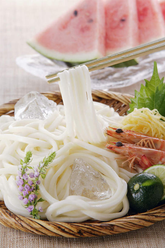 海鲜,面食,面条,无人,竖图,俯视,室内,特写,白天,烹饪,餐桌,筷子,桌子,柠檬,西瓜,餐具,日本,亚洲,日本文化,陶瓷,面,明虾,日本料理,料理,食品,陶瓷制品,花蕾,文化,传统,水产,菜肴,美食,花,食物,容器,竹筐,碗,日式料理,花苞,日式,荞麦面,佳肴,餐台,储藏,礼节,储存,礼仪,东亚,日本国,进餐用具,烹调用具,益母果,柠果,寒瓜,彩图,高角度拍摄,贮存