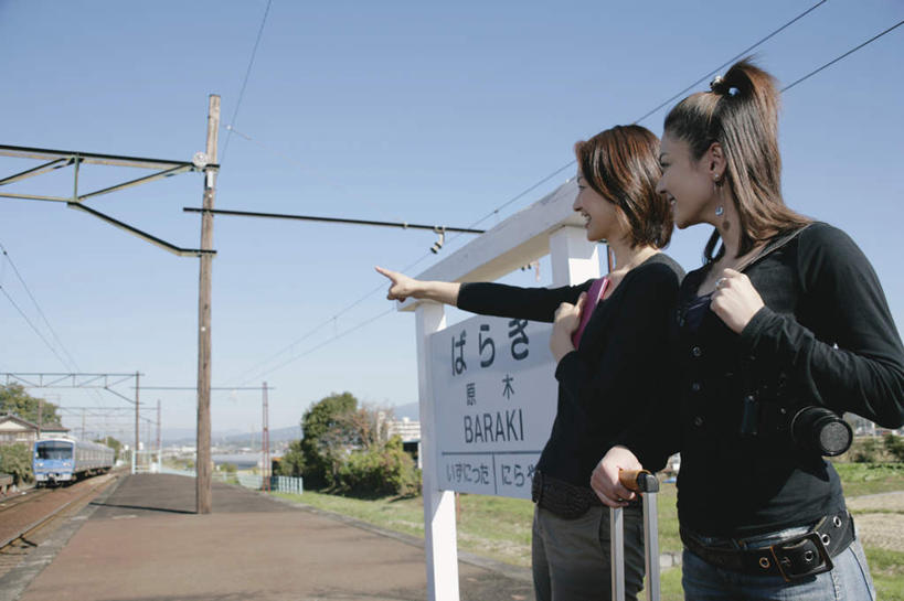 东方人,背,两个人,伙伴,朋友,火车站,站,笑,微笑,露齿笑,横图,室外,白天,侧面,旅游,度假,友谊,太阳,植物,车站,相机,亚洲,握,指,阴影,服装,电力,光线,电线,线,影子,电能,站台,拿,线路,拿着,注视,休闲装,黄种人,娱乐,站牌,月台,树,树木,拍照,衣服,蓝色,绿色,蓝天,天空,阳光,自然,把手,数码相机,天,背着,观察,看,站着,享受,休闲,休闲服,放松,指示,握着,摄影,服饰,皮夹子,钱包,生长,晴朗,成长,观看,电,电源,电源线,察看,指着,零钱包,皮夹,关注,能量,户外运动,万里无云,友情,年轻女性,女人,女性,亚洲人,照相机,晴空,晴空万里,站立,半身,彩图,照相