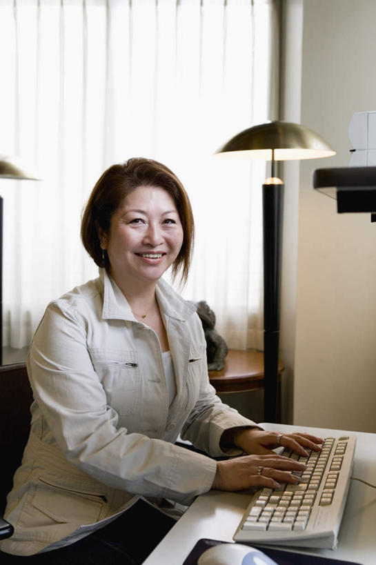 东方人,一个人,坐,竖图,室内,白天,侧面,电脑,显示器,鼠标,键盘,窗户,窗帘,亚洲,仅一个女性,仅一个人,敲打,服装,装饰,网络,墙,灯光,休闲装,黄种人,输入,输入设备,通讯设备,玻璃窗,墙壁,墙面,灯,衣服,帘子,灯具,打字,休闲,休闲服,遮阳,台式电脑,服饰,仅一个老年女性,点击,华丽,修饰,敲击,点缀,操作,照明设备,床头灯,通信设备,输出设备,衬托,美观,雅致,雅观,按键,老年女性,女人,女性,亚洲人,坐着,半身,彩图