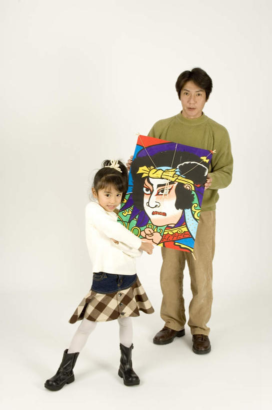 东方人,儿童,一个人,家庭,父亲,女儿,竖图,室内,白天,白色背景,正面,纯洁,亚洲,仅一个男性,仅一个女性,仅一个人,服装,拿,拿着,休闲装,黄种人,仅一个年轻男性,小孩,衣服,风筝,仅一个小孩,休闲,温暖,温馨,一家人,日本人,休闲服,可爱,童年,童趣,放风筝,摄影,服饰,影棚,和睦,纸鸢,童真,烂漫,无邪,放鹞子,鹞,鹞子,鸢,木鸢,天真,童话,男人,男性,年轻男性,女孩,女人,女性,亚洲人,孩子,彩图,全身,影棚拍摄,拍摄,融洽,女生