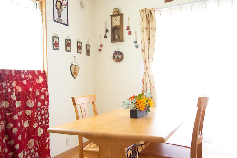 无人,家,客厅,横图,插画,室内,白天,正面,智慧,植物,别墅,布艺,餐桌,窗户,窗帘,地板,家具,落地窗,装修,桌子,建筑,玩具,欧式,艺术,装饰,时间,挂饰,盆栽,时钟,房屋,墙,屋子,公寓,盆景,艺术品,地面,豪华,文化,建设,现代,装潢,洋房,楼房,木地板,玻璃窗,墙壁,墙面,住宅,绿色,自然,插花,帘子,挂钟,室内装潢,遮阳,表,生长,成长,餐台,餐椅,华丽,修饰,插花艺术,明亮,点缀,创造,起居室,舒适,家居装潢,创作,房屋设计,地中海风格,古典风格,简约风格,想象,室内设计,宽敞,样板房装潢,衬托,美观,雅致,雅观,设计,钟,彩图,房子