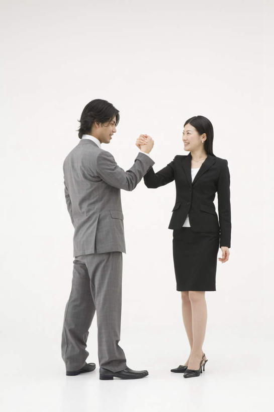 东方人,两个人,同事,商务人士,商务男性,商务女性,站,握手,笑,微笑,露齿笑,竖图,室内,白天,白色背景,正面,衬衫,成功,合作,团队,集体,信心,亚洲,套装,注视,黄种人,队伍,观察,看,站着,力量,摄影,影棚,观看,察看,领导,掰手腕,成就,关注,商务装,合伙,领袖,工薪阶层,男人,男性,年轻男性,年轻女性,女人,女性,亚洲人,白领,上班族,搀手,拉手,手拉手,手握手,站立,彩图,全身,影棚拍摄,衬衣,拍摄