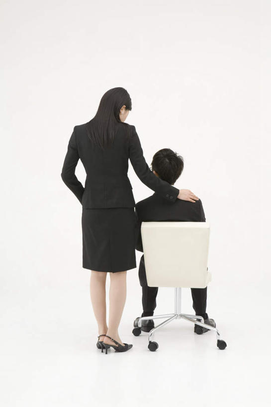 东方人,两个人,同事,商务人士,商务男性,商务女性,站,竖图,室内,白天,白色背景,衬衫,成功,合作,团队,集体,信心,椅子,亚洲,套装,木椅,黄种人,队伍,背面,站着,摄影,影棚,搭肩,领导,成就,商务装,合伙,领袖,工薪阶层,男人,男性,年轻男性,年轻女性,女人,女性,亚洲人,白领,上班族,站立,坐着,彩图,全身,影棚拍摄,衬衣,拍摄