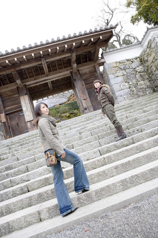 东方人,两个人,伙伴,朋友,寺庙,站,竖图,室外,白天,仰视,旅游,度假,友谊,名胜古迹,植物,楼梯,标志建筑,地标,建筑,京都,日本,亚洲,服装,节日,遗迹,阶梯,燃烧,注视,休闲装,黄种人,古迹,文化,文物,娱乐,建设,古建筑,台阶,树,树木,衣服,绿色,自然,香火,庙宇,观察,看,祈祷,站着,享受,休闲,健康,休闲服,旅游胜地,放松,许愿,宗教,服饰,信仰,京都府,生长,成长,观看,纪念,祈求,察看,关注,古文明,东亚,本州,本州岛,日本国,近畿地方,近畿,三千院,左京区,平安,友情,男人,男性,年轻男性,年轻女性,女人,女性,亚洲人,站立,彩图,低角度拍摄,全身,庙,寺