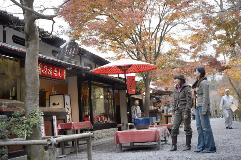 东方人,两个人,伙伴,朋友,商店,寺庙,站,横图,室外,白天,侧面,旅游,度假,友谊,名胜古迹,植物,标志建筑,道路,地标,建筑,路,公路,京都,日本,亚洲,服装,节日,遗迹,壶,伞,遮阳伞,交通,燃烧,注视,休闲装,黄种人,古迹,文化,文物,娱乐,建设,古建筑,水壶,树,树木,衣服,绿色,自然,茶壶,香火,庙宇,观察,看,祈祷,站着,享受,休闲,健康,休闲服,旅游胜地,放松,许愿,金融,百货,宗教,服饰,信仰,京都府,生长,成长,观看,纪念,祈求,察看,关注,贸易,古文明,东亚,本州,本州岛,日本国,近畿地方,近畿,三千院,左京区,平安,友情,年轻女性,女人,女性,亚洲人,马路,站立,彩图,全身,店铺,庙,寺,杂货店,杂货铺