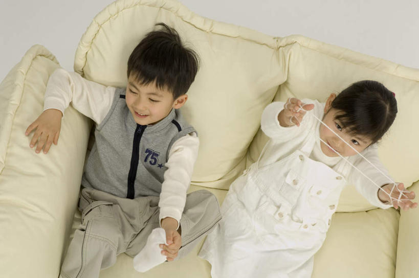 东方人,儿童,两个人,家庭,坐,横图,俯视,室内,白天,白色背景,纯洁,沙发,亚洲,握,服装,拿,拿着,注视,休闲装,黄种人,小孩,衣服,观察,看,休闲,温暖,温馨,一家人,休闲服,可爱,童年,童趣,翻花绳,握着,摄影,服饰,影棚,观看,和睦,察看,关注,挑帮帮,童真,烂漫,无邪,翻绳,解绷绷,解钩钩,线翻花,解股,天真,翻花鼓,挑绷绷,男孩,男人,男性,女孩,女人,女性,亚洲人,孩子,坐着,半身,彩图,高角度拍摄,影棚拍摄,拍摄,融洽,男生,女生,皮沙发