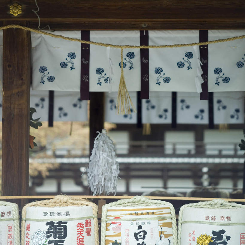 清酒,无人,栏杆,方图,室外,白天,正面,旅游,度假,标志建筑,地标,建筑,京都,日本,亚洲,一排,整齐,陶瓷,围栏,食品,陶瓷制品,酒类,娱乐,建设,护栏,酒,酒瓶,食物,饮料,排列,瓶子,享受,休闲,旅游胜地,放松,京都府,神殿,队列,东亚,本州,本州岛,日本国,近畿地方,近畿,彩图,清酒瓶