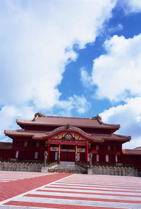 无人,家,宫殿,竖图,室外,白天,正面,旅游,度假,别墅,标志建筑,道路,地标,建筑,路,人行横道,公路,日本,亚洲,阴影,光线,影子,堡垒,城堡,房屋,屋子,云,云朵,公寓,人行道,交通,云彩,娱乐,建设,冲绳,洋房,楼房,住宅,蓝色,白云,蓝天,天空,阳光,天,享受,休闲,旅游胜地,放松,晴朗,冲绳县,要塞,人行横道线,豪宅,东亚,琉球群岛,日本国,九州地方,设防,晴空,斑马线,马路,彩图,房子