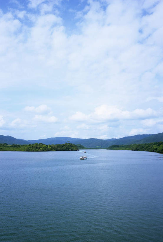 无人,竖图,俯视,室外,白天,旅游,度假,湖,湖泊,美景,树林,水,植物,日本,亚洲,阴影,光线,影子,湖面,景观,水流,水面,云,云朵,云彩,娱乐,冲绳,树,树木,蓝色,绿色,白云,蓝天,天空,阳光,自然,湖水,天,享受,休闲,景色,放松,生长,晴朗,成长,冲绳县,自然风光,东亚,琉球群岛,日本国,九州地方,八重山群岛,西表岛,晴空,彩图,高角度拍摄