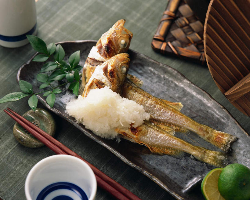 海鲜,无人,横图,俯视,室内,特写,白天,烹饪,筷子,桌面,桌子,柠檬,餐具,阴影,光线,木制,鱼,碟子,盘,影子,肉,鱼肉,食品,文化,传统,水产,菜肴,美食,肉类,鱼类,海洋生物,食物,盘子,木制品,碟,日式料理,日式,佳肴,礼节,水生动物,海产品,礼仪,水生物,肉食,海底动物,进餐用具,沙鱼,益母果,柠果,彩图,高角度拍摄