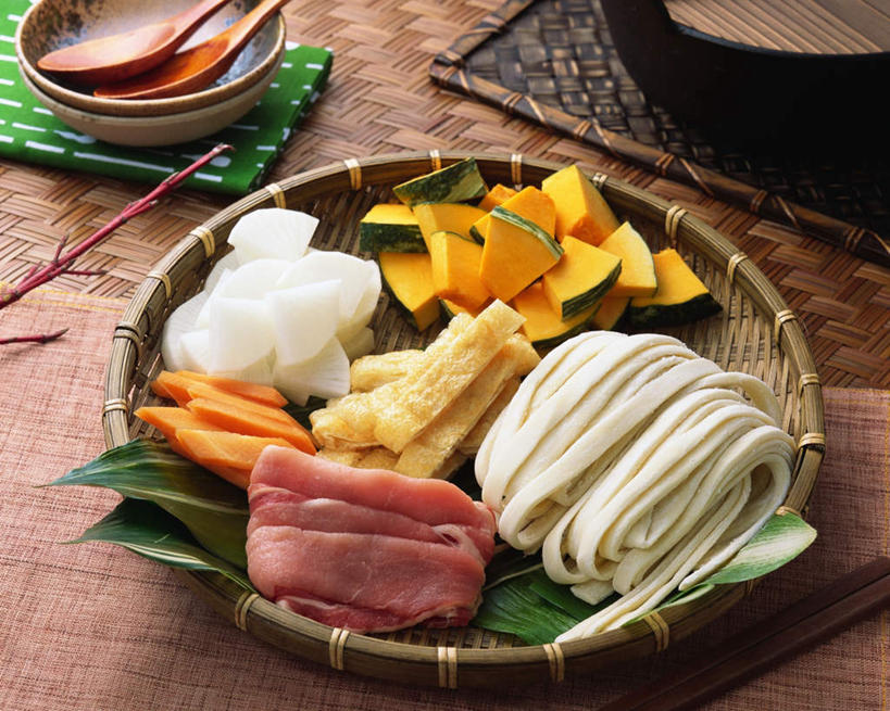 面食,面条,无人,交叉,横图,俯视,室内,特写,白天,烹饪,桌面,桌子,竹子,南瓜,蔬菜,阴影,竹制,新鲜,编织,光线,木制,篮子,影子,金瓜,面,肉,日本料理,食品,切块,猪肉,菜肴,美食,肉类,番瓜,食物,木制品,竹篮,日式料理,日式,佳肴,有机食品,绿色食品,竹条,麦瓜,倭瓜,交织,竹制品,肉食,豚肉,穿插,彩图,高角度拍摄