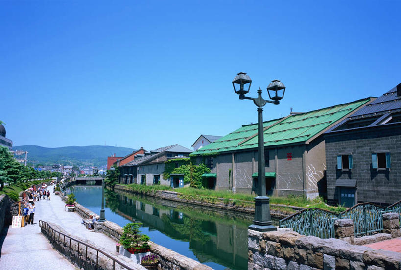 无人,家,横图,室外,白天,正面,度假,湖,湖泊,美景,山,水,城市风光,城市,路灯,北海道,日本,亚洲,阴影,光线,影子,房屋,屋子,湖面,景观,山峰,水流,水面,灯光,山峦,娱乐,楼房,住宅,灯,蓝色,蓝天,天空,阳光,湖水,天,享受,休闲,景色,放松,晴朗,照明设备,东亚,万里无云,日本国,北海道地方,北海道岛,小樽市,小樽,晴空,晴空万里,彩图,房子