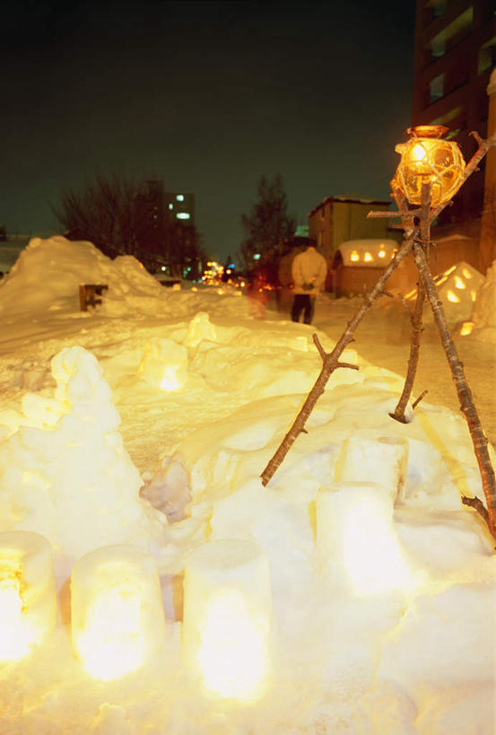 无人,家,竖图,室外,夜晚,正面,度假,美景,雪,大雪,城市风光,城市,路灯,夜景,北海道,日本,亚洲,阴影,光线,影子,房屋,屋子,积雪,景观,雪景,云,云朵,冬季,冬天,灯光,云彩,娱乐,楼房,住宅,灯,蓝色,白云,蓝天,天空,阳光,天,享受,休闲,景色,放松,寒冷,晴朗,照明设备,东亚,日本国,北海道地方,北海道岛,小樽市,严寒,小樽,晴空,彩图,房子