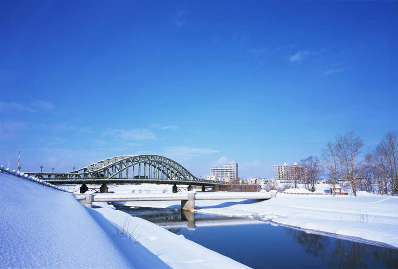 无人,横图,室外,白天,正面,旅游,度假,河流,美景,水,雪,大雪,大桥,立交桥,桥梁,北海道,日本,亚洲,河水,积雪,景观,水流,雪景,云,云朵,冬季,冬天,高架,斜拉桥,桥,云彩,娱乐,白云,自然,享受,休闲,景色,放松,寒冷,自然风光,东亚,日本国,北海道地方,北海道岛,旭川,严寒,彩图,旭川市