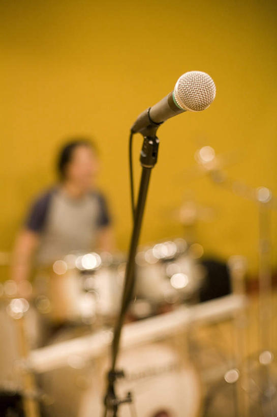 东方人,一个人,站,竖图,室内,白天,正面,亚洲,仅一个男性,仅一个人,阴影,服装,朦胧,模糊,光线,影子,鼓,架子鼓,乐器,注视,休闲装,黄种人,仅一个年轻男性,衣服,话筒,观察,看,站着,休闲,休闲服,服饰,观看,打击乐器,察看,麦克风,关注,扩音器,传声器,爵士鼓,微音器,男人,男性,年轻男性,亚洲人,站立,半身,彩图