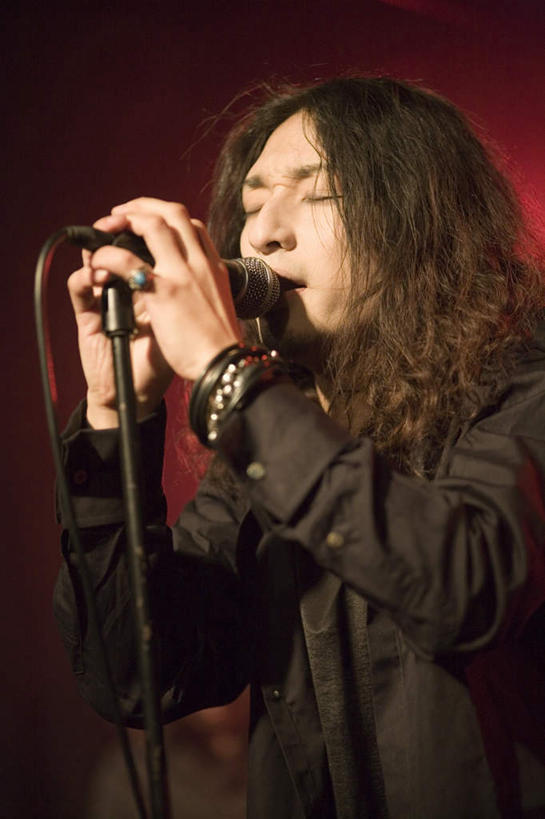 东方人,一个人,歌唱家,站,闭眼,竖图,室内,白天,正面,照明,亚洲,仅一个男性,仅一个人,阴影,服装,光线,影子,灯光,拿,拿着,注视,休闲装,黄种人,灯,仅一个年轻男性,衣服,话筒,灯具,观察,看,站着,休闲,休闲服,唱歌,服饰,观看,聚光灯,照亮,察看,麦克风,照明设备,关注,扩音器,演唱,传声器,微音器,男人,男性,年轻男性,亚洲人,歌手,闭眼睛,闭着眼,闭着眼睛,站立,半身,彩图