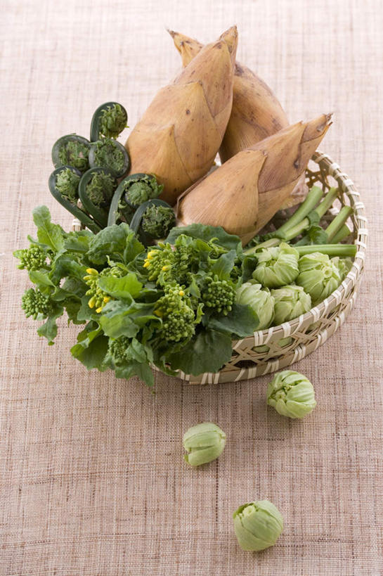 无人,竖图,俯视,室内,特写,白天,烹饪,快乐,幸福,桌面,桌子,蔬菜,阴影,新鲜,光线,木制,篮子,影子,竹笋,日本料理,食品,玛格丽特,笋,菜肴,美食,雏菊,食物,木制品,日式料理,菊花,活力,佳肴,有机食品,绿色食品,希望,坚强,和平,离别,延命菊,幸福花,春菊,马兰头花,暗恋,纯情,单恋,天真,彩图,高角度拍摄,愉快