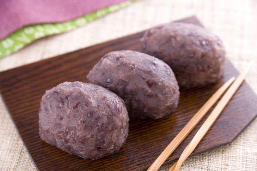 点心,无人,横图,俯视,室内,特写,白天,爱情,筷子,桌面,桌子,蔬菜,餐具,阴影,新鲜,光线,木制,碟子,盘,影子,红豆,食品,甜点,甜品,相思豆,文化,传统,食物,糕点,盘子,木制品,碟,甜食,冬青,有机食品,绿色食品,礼节,礼仪,米糕,相思,进餐用具,彩图,高角度拍摄