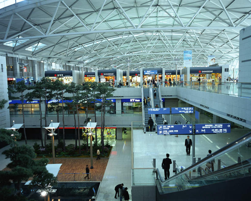 东方人,机场,站,横图,俯视,室内,白天,度假,美景,植物,城市风光,城市,电梯,飞机场,指示牌,韩国,亚洲,阴影,服装,光线,标志,文字,影子,景观,灯光,许多人,注视,休闲装,黄种人,娱乐,标识,灯,树,树木,衣服,绿色,自然,灯具,落地灯,观察,看,站着,一群人,享受,休闲,休闲服,景色,放松,服饰,生长,成长,观看,察看,照明设备,关注,东亚,大韩民国,广域市,仁川,仁川市,仁川广域市,仁川国际机场,永宗岛,男人,男性,女人,女性,中年男性,中年女性,亚洲人,航空站,空港,站立,半身,彩图,高角度拍摄