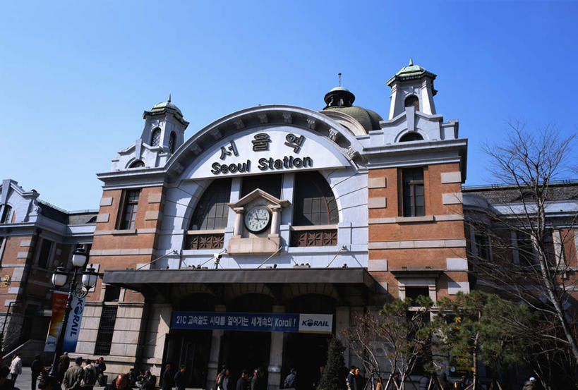 东方人,站,横图,室外,白天,仰视,度假,美景,植物,城市风光,标志建筑,城市,地标,建筑,指示牌,车站,首尔,汉城,韩国,亚洲,阴影,服装,时间,光线,标志,时钟,文字,影子,景观,建筑群,站台,首都,许多人,注视,休闲装,黄种人,娱乐,标识,建设,月台,树,树木,衣服,蓝色,绿色,蓝天,天空,阳光,自然,挂钟,天,观察,看,站着,一群人,享受,休闲,休闲服,表,景色,放松,服饰,生长,晴朗,成长,观看,英文字母,察看,关注,东亚,万里无云,大韩民国,首尔市,首尔特别市,特别市,男人,男性,女人,女性,中年男性,中年女性,亚洲人,钟,晴空,晴空万里,站立,半身,彩图,低角度拍摄