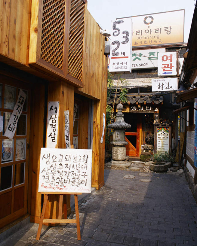 无人,餐厅,竖图,室外,白天,正面,度假,美景,城市风光,城市,道路,路,路灯,指示牌,照明,首尔,汉城,韩国,亚洲,标志,文字,景观,小路,灯光,交通,首都,娱乐,标识,灯,享受,休闲,景色,放松,照亮,照明设备,东亚,大韩民国,首尔市,首尔特别市,特别市,彩图,餐馆,饭店,饭馆