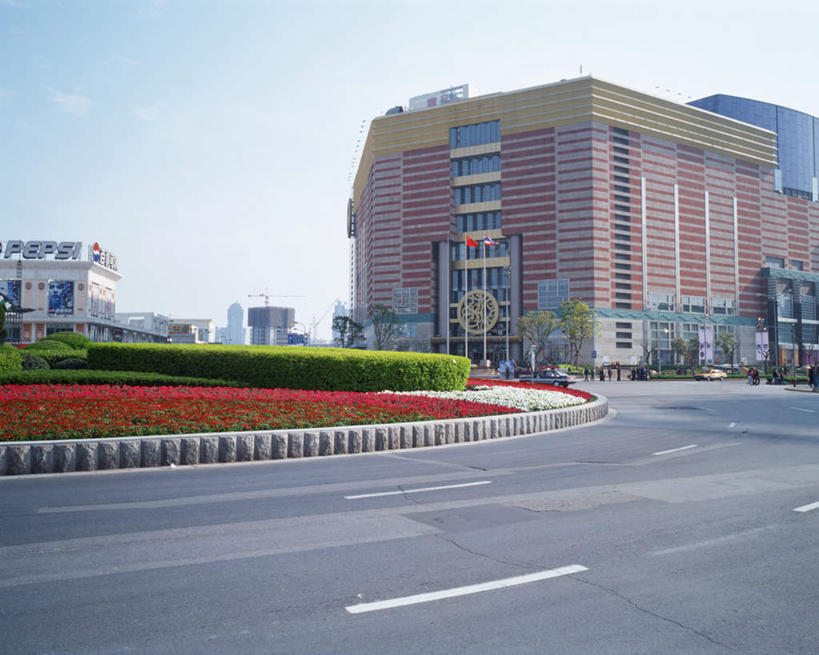 无人,广场,横图,室外,白天,正面,度假,美景,城市风光,标志建筑,城市,道路,地标,建筑,路,旗帜,国旗,上海,中国,亚洲,盛开,景观,建筑群,小路,交通,花蕾,娱乐,建设,花,花瓣,花朵,鲜花,花苞,花蕊,享受,休闲,景色,放松,申,中国国旗,东亚,上海市,中华人民共和国,沪,华东地区,旗,玩耍,彩图