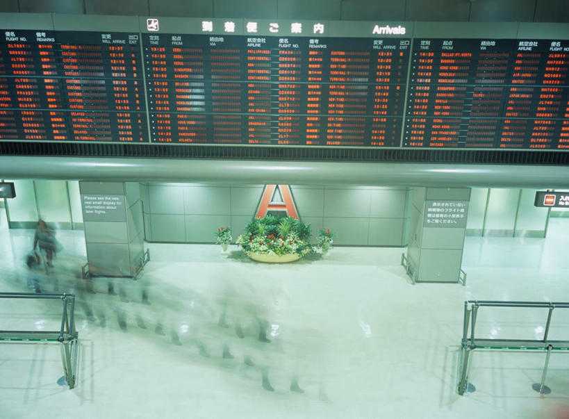 东方人,两个人,机场,站,横图,俯视,室内,白天,显示器,飞机场,亚洲,阴影,服装,盛开,光线,屏幕,影子,花蕾,注视,休闲装,黄种人,显示屏,花,花瓣,花朵,鲜花,衣服,花苞,花蕊,观察,看,站着,休闲,休闲服,服饰,观看,察看,关注,输出设备,航班时刻表,男人,男性,年轻男性,年轻女性,女人,女性,亚洲人,航空站,空港,站立,彩图,高角度拍摄,全身