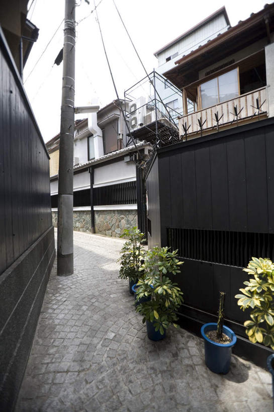 无人,家,竖图,室外,白天,正面,旅游,度假,植物,道路,路,东京,日本,亚洲,阴影,电力,光线,电线,线,影子,房屋,屋子,小路,电能,交通,新宿,线路,娱乐,楼房,住宅,树,树木,绿色,阳光,自然,享受,休闲,放松,生长,成长,电,电源,电源线,能量,东亚,本州,关东地方,本州岛,日本国,东京都,新宿区,县厅,东京市,神乐坂,彩图,房子