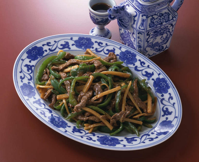 无人,横图,俯视,室内,特写,白天,烹饪,桌面,桌子,杯子,餐具,阴影,光线,木制,影子,青椒,肉,牛肉,料理,食品,肉丝,菜肴,美食,肉类,食物,盘子,茶壶,木制品,日式,佳肴,肉食,茶杯,进餐用具,烹调用具,彩图,高角度拍摄