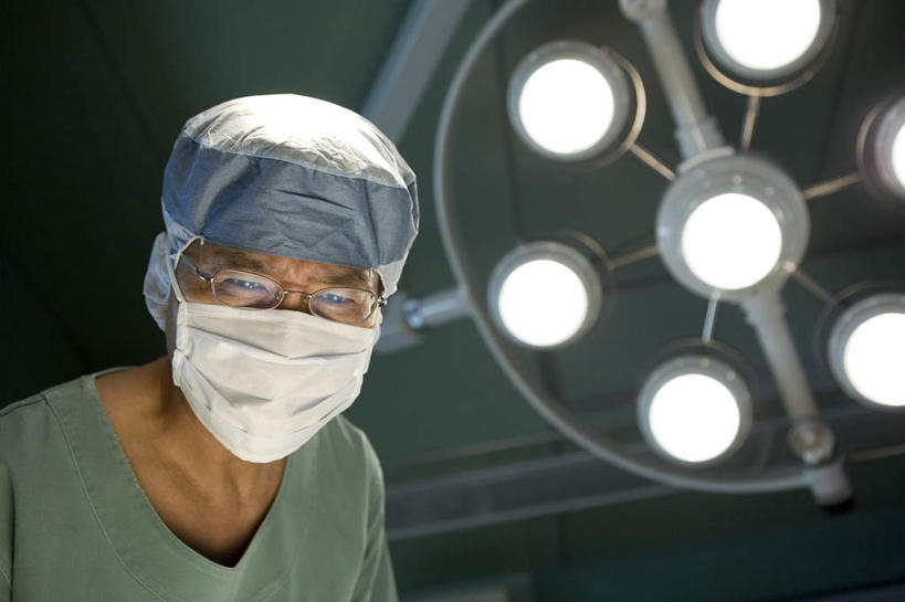 东方人,一个人,医生,医院,站,横图,室内,白天,正面,工作服,制服,帽子,照明,亚洲,仅一个男性,仅一个人,仅一个中年男性,阴影,分离,光线,影子,灯光,过滤,分开,注视,黄种人,灯,口罩,灯具,低头,观察,看,站着,医护人员,医疗人员,隔断,专注,遮掩,观看,隔离,照亮,察看,手术,卫生,做手术,手术室,掩盖,救人,遮挡,照明设备,关注,净化,间隔,预防,遮盖,无影灯,防尘,手术帽,掩饰,断绝,隔开,屏蔽,屏绝,远离,中断,阻遏,阻隔,工作制服,男人,男性,中年男性,亚洲人,大夫,站立,半身,彩图,工作套服