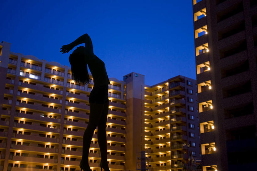 东方人,一个人,无人,高楼大厦,站,横图,室外,夜晚,正面,办公楼,大厦,建筑,摩天大楼,写字楼,雕塑,亚洲,仅一个年轻女性,仅一个女性,仅一个人,艺术,装饰,雕刻,雕像,灯光,注视,黄种人,蓝色,蓝天,天空,工艺品,楼宇,天,观察,看,站着,商务楼,晴朗,观看,纪念,美术,察看,关注,主题,陈列,照明工具,万里无云,功能,美学,年轻女性,女人,女性,亚洲人,晴空,晴空万里,站立,彩图,全身,大楼,高层建筑,高楼,摩天楼