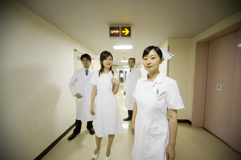 东方人,四个人,同事,医生,护士,医院,站,笑,微笑,横图,室内,白天,正面,工作服,制服,成功,合作,团队,集体,信心,帽子,亚洲,戴,阴影,光线,影子,走道,走廊,过道,注视,黄种人,队伍,观察,看,站着,医护人员,医疗人员,观看,戴着,察看,领导,护士帽,白衣天使,成就,关注,合伙,领袖,医疗机构,工作制服,男人,男性,年轻男性,年轻女性,女人,女性,亚洲人,大夫,站立,半身,彩图,工作套服,病院,诊所