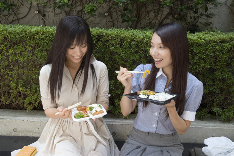 盒饭,东方人,两个人,商务人士,商务女性,坐,举,笑,说,吃,微笑,露齿笑,横图,室外,白天,正面,烹饪,午餐,植物,筷子,桌面,桌子,餐具,亚洲,握,套装,木制,便当,饭盒,塑料,日本料理,料理,食品,拿,拿着,注视,黄种人,文化,传统,菜肴,美食,盒子,食物,绿色,自然,木制品,容器,塑料制品,日式料理,观察,看,托,日式,便捷,握着,佳肴,生长,成长,观看,储藏,礼节,察看,便利,储存,关注,礼仪,商务装,工薪阶层,快捷,弁当,交流,年轻女性,女人,女性,亚洲人,白领,上班族,进餐用具,烹调用具,沟通,讲话,交谈,举起,举手,举着,嚼,食,说话,谈话,向上举,向上伸,向上托,坐着,半身,彩图,贮存