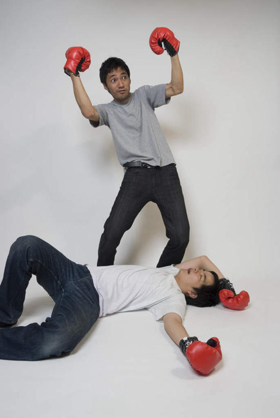 东方人,两个人,站,躺,笑,微笑,露齿笑,竖图,室内,白天,正面,安全,竞争,拳击,亚洲,对抗,阴影,服装,冲突,光线,影子,防护,拳击手套,注视,休闲装,黄种人,运动器械,衣服,手套,观察,看,站着,休闲,休闲服,健身器械,服饰,观看,保护,察看,对立,关注,矛盾,护手,保险,健身器材,敌对,挫败,斗争,抗拒,抗衡,保全,周全,安稳,安定,防护手套,卧着,平安,男人,男性,年轻男性,亚洲人,躺着,卧,站立,半身,彩图,运动器材