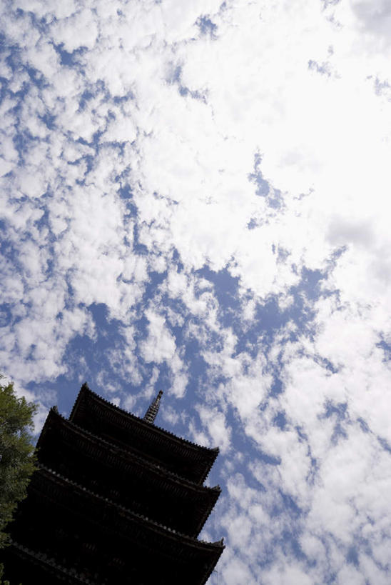 无人,寺庙,竖图,室外,白天,仰视,旅游,度假,名胜古迹,标志建筑,地标,建筑,京都,日本,亚洲,阴影,遗迹,光线,影子,云,云朵,塔,云彩,古迹,文物,娱乐,建设,古建筑,宝塔,蓝色,白云,蓝天,天空,阳光,庙宇,天,享受,休闲,旅游胜地,放松,京都府,晴朗,古文明,东亚,本州,本州岛,日本国,近畿地方,近畿,浮图,浮屠,晴空,彩图,低角度拍摄,庙,寺
