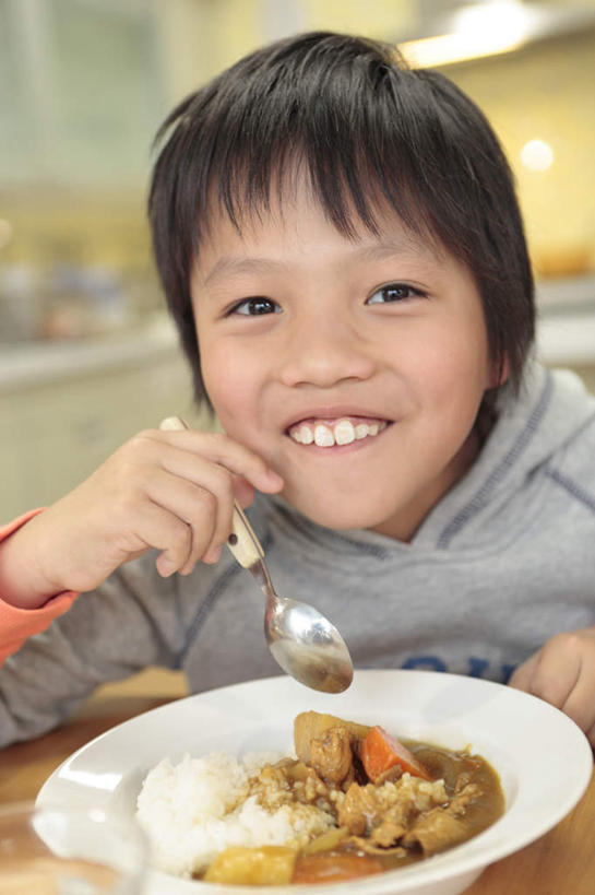 米饭,东方人,儿童,一个人,站,笑,微笑,露齿笑,竖图,室内,白天,正面,烹饪,纯洁,萝卜,胡萝卜,餐具,亚洲,仅一个男性,仅一个人,碟子,盘,勺子,日本料理,料理,食品,饭,拿,拿着,黄种人,咖喱,菜肴,美食,食物,小孩,盘子,调羹,碟,汤匙,日式料理,站着,仅一个小孩,日式,日本人,可爱,童年,童趣,佳肴,五谷,童真,烂漫,无邪,天真,男孩,男人,男性,亚洲人,孩子,红萝卜,甘荀,站立,半身,彩图,男生