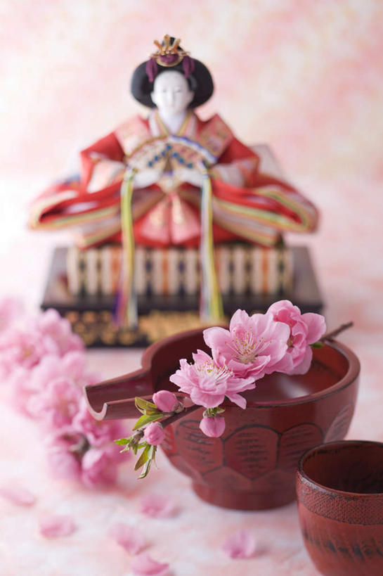 东方人,一个人,无人,坐,竖图,室内,特写,白天,正面,桃花,静物,雕塑,亚洲,仅一个年轻女性,仅一个女性,仅一个人,节日,朦胧,模糊,庆祝,艺术,装饰,盛开,雕刻,雕像,花蕾,注视,黄种人,文化,花,花瓣,花朵,鲜花,工艺品,花苞,花蕊,观察,看,庆典,摄影,影棚,观看,纪念,美术,察看,关注,主题,陈列,功能,美学,女儿节,年轻女性,女人,女性,亚洲人,坐着,彩图,全身,影棚拍摄,拍摄