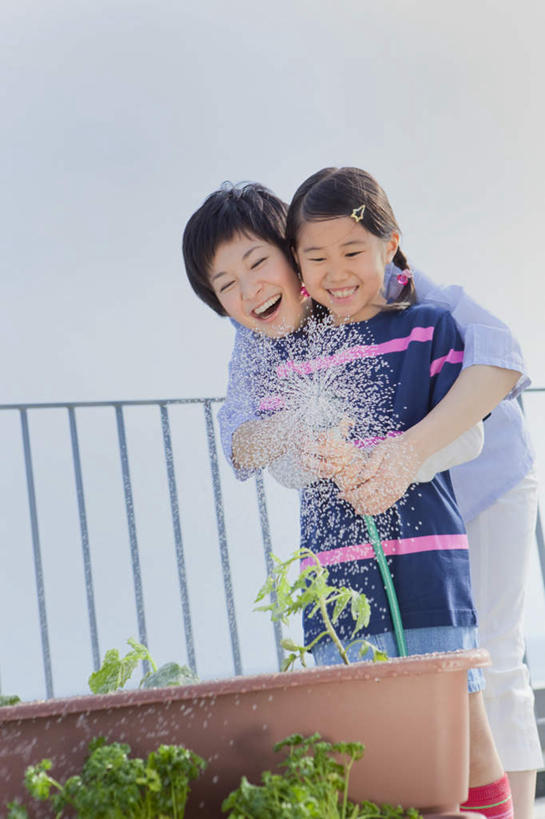 东方人,儿童,两个人,母亲,女儿,栏杆,站,笑,微笑,露齿笑,竖图,室外,白天,正面,纯洁,植物,亚洲,飞溅,溅,盆栽,液体,围栏,盆景,拿,拿着,注视,黄种人,水管,护栏,绿色,自然,观察,看,站着,母女,日本人,可爱,母爱,童年,童趣,生长,成长,观看,察看,关注,喷洒,童真,烂漫,无邪,天真,年轻女性,女孩,女人,女性,亚洲人,孩子,站立,半身,彩图