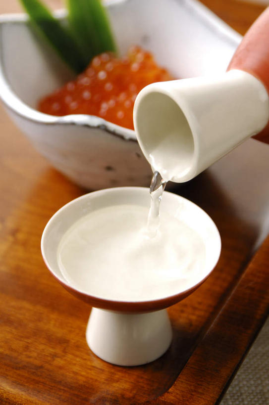 清酒,无人,竖图,俯视,室内,特写,白天,烹饪,杯子,朦胧,模糊,陶瓷,鱼卵,日本料理,料理,食品,陶瓷制品,酒类,鱼籽,菜肴,美食,酒,酒瓶,食物,饮料,酒杯,瓶子,水杯,日式料理,日式,佳肴,茶杯,彩图,高角度拍摄,清酒瓶