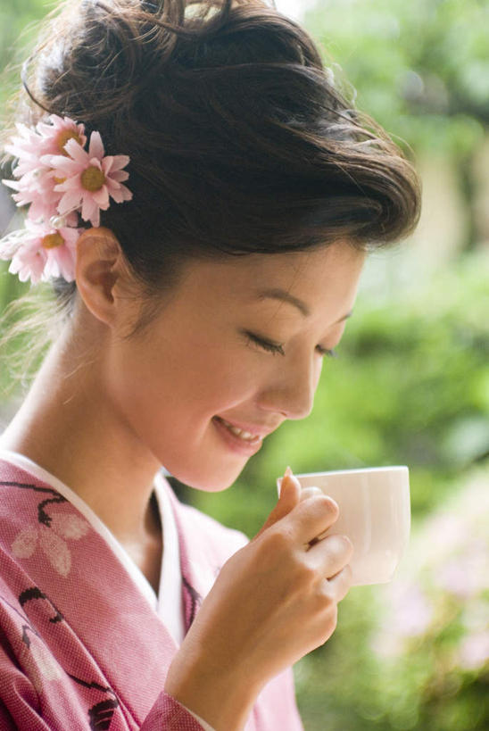 东方人,一个人,坐,闭眼,笑,微笑,竖图,室外,白天,侧面,民族服装,植物,杯子,亚洲,仅一个年轻女性,仅一个女性,仅一个人,和服,朦胧,模糊,瓷器,咖啡杯,陶瓷制品,拿,拿着,黄种人,树,树木,绿色,自然,饰品,日本人,服饰,生长,成长,头花,瓷杯,吴服,唐草,唐花,唐锦,年轻女性,女人,女性,亚洲人,闭眼睛,闭着眼,闭着眼睛,坐着,半身,彩图,传统服装,民俗服