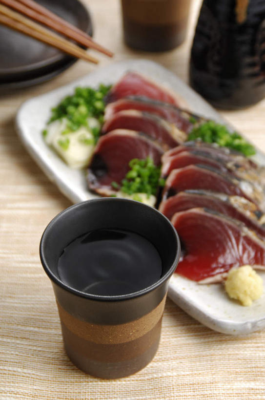 清酒,生鱼片,无人,竖图,俯视,室内,特写,白天,烹饪,筷子,杯子,餐具,碟子,盘,肉,鱼肉,日本料理,鱼片,料理,食品,酒类,烧酒,文化,传统,菜肴,美食,肉类,酒,食物,饮料,盘子,酒杯,水杯,碟,日式料理,日式,佳肴,礼节,礼仪,肉食,沙西米,茶杯,进餐用具,彩图,高角度拍摄,刺身