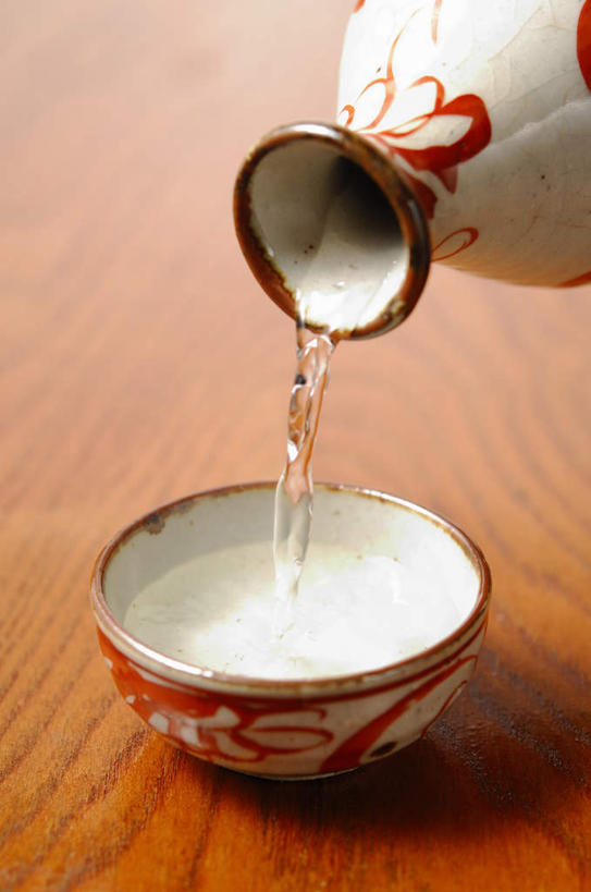 清酒,无人,竖图,俯视,室内,特写,白天,烹饪,水,杯子,飞溅,溅,液体,陶瓷,水滴,日本料理,料理,食品,陶瓷制品,菜肴,美食,酒瓶,水珠,食物,瓶子,水杯,日式料理,日式,摄影,佳肴,影棚,喷洒,茶杯,彩图,高角度拍摄,影棚拍摄,拍摄,清酒瓶