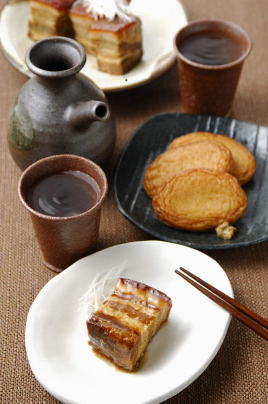 清酒,无人,竖图,俯视,室内,特写,白天,烹饪,筷子,杯子,餐具,碟子,盘,日本料理,料理,食品,酒类,开胃菜,烧酒,文化,传统,菜肴,美食,酒,食物,饮料,盘子,水杯,碟,日式料理,日式,摄影,佳肴,影棚,礼节,礼仪,茶杯,进餐用具,彩图,高角度拍摄,影棚拍摄,拍摄