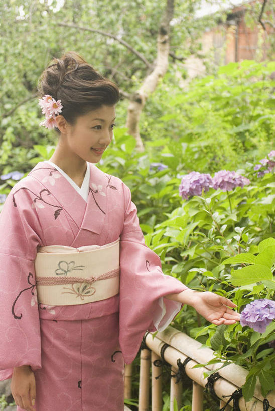 东方人,一个人,站,笑,微笑,露齿笑,竖图,室外,白天,正面,民族服装,花海,花圃,叶子,亚洲,仅一个年轻女性,仅一个女性,仅一个人,和服,盛开,花蕾,注视,黄种人,花,花瓣,花朵,鲜花,绿色,饰品,花丛,花束,花田,花苞,花蕊,观察,看,站着,日本人,服饰,观看,头花,察看,关注,吴服,唐草,唐花,唐锦,年轻女性,女人,女性,亚洲人,站立,半身,彩图,传统服装,民俗服