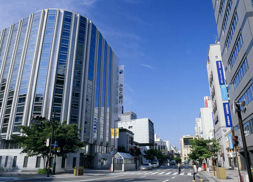 无人,高楼大厦,横图,室外,白天,仰视,度假,美景,植物,城市风光,城市,大厦,道路,建筑,路,摩天大楼,人行横道,公路,日本,亚洲,景观,交通,娱乐,树,树木,蓝色,绿色,蓝天,天空,天,享受,休闲,景色,放松,生长,成长,人行横道线,东亚,本州,本州岛,日本国,近畿地方,近畿,兵库,兵库县,神户,神户市,神戸,县厅,神戸市,斑马线,马路,彩图,低角度拍摄,大楼,高层建筑,高楼,摩天楼