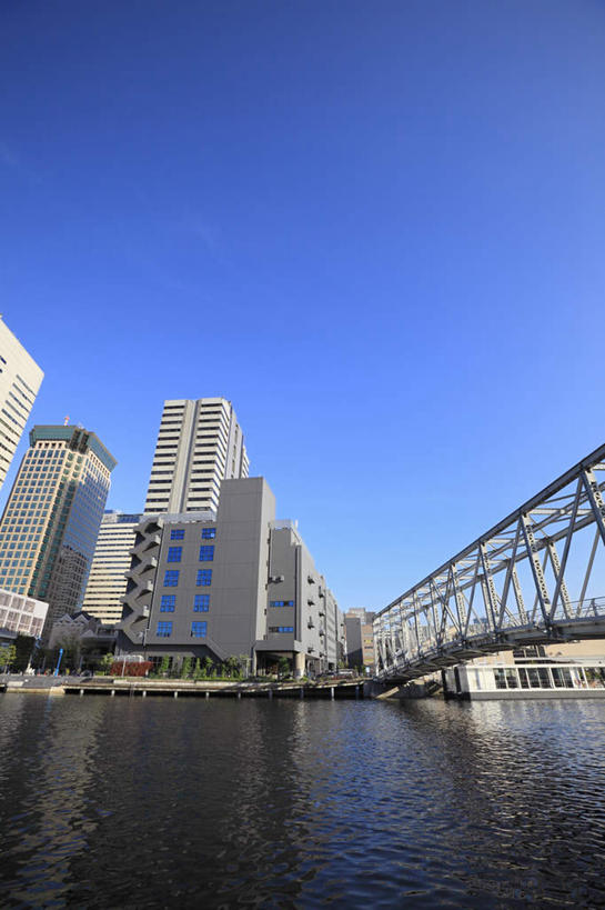 无人,高楼大厦,竖图,室外,白天,仰视,旅游,度假,海浪,海洋,美景,城市风光,城市,大桥,大厦,建筑,立交桥,摩天大楼,桥梁,东京,日本,亚洲,阴影,光线,影子,景观,浪花,高架,斜拉桥,桥,品川区,娱乐,蓝色,蓝天,天空,阳光,海水,天,享受,休闲,景色,放松,海景,东亚,本州,关东地方,本州岛,日本国,东京都,大海,风浪,海,海水的波动,近岸浪,涌浪,彩图,低角度拍摄,大楼,高层建筑,高楼,摩天楼