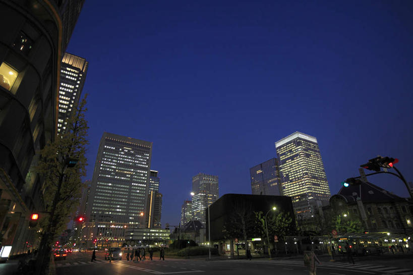 无人,高楼大厦,横图,室外,夜晚,仰视,旅游,度假,美景,城市风光,城市,大厦,道路,建筑,路,路灯,摩天大楼,公路,东京,日本,亚洲,阴影,光线,影子,景观,灯光,交通,娱乐,灯,蓝色,蓝天,天空,天,享受,休闲,景色,放松,千代田区,照明设备,东亚,本州,关东地方,本州岛,日本国,东京都,丸之内,马路,彩图,低角度拍摄,大楼,高层建筑,高楼,摩天楼