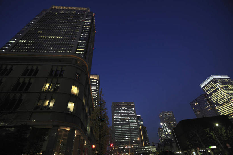 无人,高楼大厦,横图,室外,夜晚,仰视,旅游,度假,美景,城市风光,城市,大厦,建筑,路灯,摩天大楼,东京,日本,亚洲,景观,灯光,娱乐,灯,蓝色,蓝天,天空,天,享受,休闲,景色,放松,千代田区,照明设备,装饰灯,东亚,本州,关东地方,本州岛,日本国,东京都,丸之内,彩图,低角度拍摄,大楼,高层建筑,高楼,摩天楼